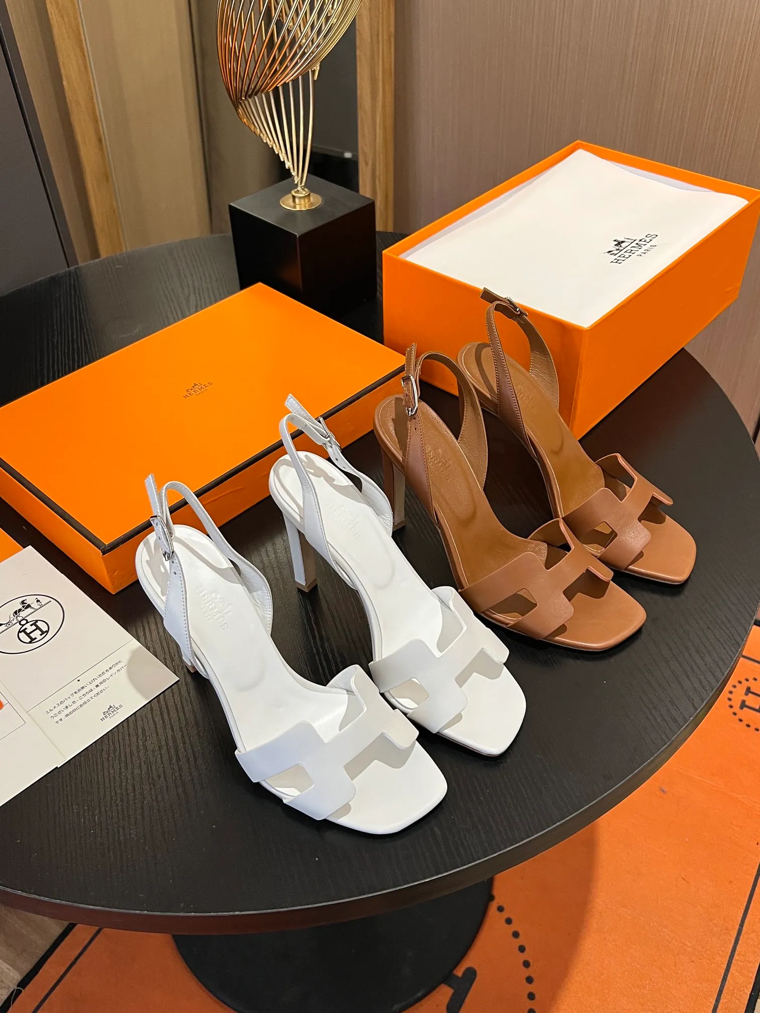 👟👟Ex-factory price 600👟👟Hermès 2023 high-heeled temperament sandals original customization! Counter synchronization! Hermès high heels have always been simple, fashionable and elegant! ! ! It can hold any style of wear, the height of 10.5cm is easy to control, and the feet feel comfortable and pressure-free! The classic and elegant style brings a sense of luxury to your feet! Highly recommended Material: Upper imported calfskin + mixed sheepskin lining Outsole: Italian genuine leather sole Size: 34-42 (34.41.42 customization is non-returnable and non-exchangeable)